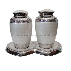 Urnes de crémation de compagnon classique en laiton avec belle gravure et urnes de compagnon funéraire en métal fini étain - Product Image 4