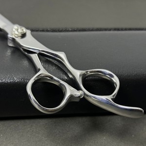 Ciseaux de coiffure ergonomiques 440c, ciseaux professionnels de salon en acier inoxydable, design sûr et précis pour un coiffage avancé - Product Image 3