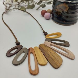 Collier pendentif en bois durable fait à la main pour femmes, artisanat élégant en bambou et en bois - Product Image 2