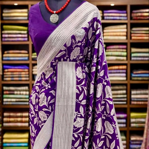 Sari de luxe en soie crêpe Khadi avec pallu en tissage Jari riche, pompons fantaisie, motif floral Jaal, bordure Jari doublée - Product Image 1