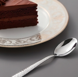 Elegante Cuchara de Postre de Acero Inoxidable con Mango Martillado, Acabado de Alto Brillo, Apta para Lavavajillas, Ideal para Bodas - Product Image 4