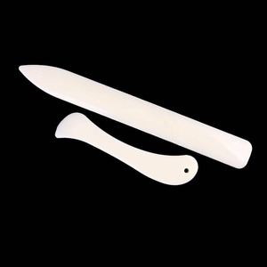 Outil professionnel écologique de pliage et de rainurage en os de buffle, style animal sculpté et poli, pour artisanat naturel et fabrication de cartes, par Faizacraft - Product Image 2