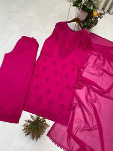 ชุดคุर्ตาผ้าจอร์เจตต์เทียมสุดหรูสำหรับงานปาร์ตี้ พร้อมงานปักหนักและผ้าคลุมไหล่ลูกไม้ – คอลเลคชั่นล่าสุด - Product Image 4