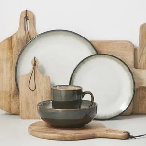 Planche à découper ronde en bois d'acacia avec trou de suspension, surface lisse et adaptée aux couteaux, durable et élégante, pour la cuisine et le service - Product Image 3