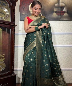 Sari de seda verde con borde dorado, estilo tradicional indio para bodas, estilo Banarasi, sari drapeado para mujer, largo hasta el suelo. - Product Image 4