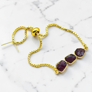 Bracelet artisanal en laiton plaqué or avec trois pierres brutes de grenat, bijoux minimalistes bohèmes, pierres de naissance - Product Image 2
