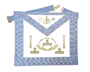 Tablier de Maître Maçon Vénérable. Tablier de Régalia Maçonnique Brodé à la Machine 3 Taus avec Épingle de Sûreté - Maître Maçon Rite Français Bleu Ciel - Product Image 1