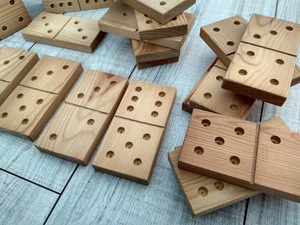 Juego de Dominó Doble Seis de Madera de Colores ILAHI, 28 Piezas, Ecológico, Tallado y Grabado, Diseño Antiguo, Caja Rectangular Alta de Madera - Product Image 2