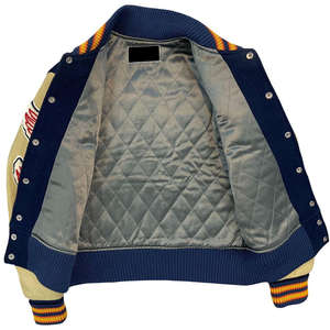 เสื้อแจ็คเก็ตวาร์ซิตี้ฤดูหนาวปักลายเชนิลคุณภาพสูงแบบกำหนดเองสำหรับผู้ชาย เสื้อเบสบอลทรงบอมเบอร์ คอตั้ง หนังวัวฟอกฝาด - Product Image 3