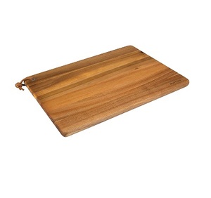 Planche à découper en bois naturel, planche à découper artisanale en bois massif, planche de cuisine avec poignée pour couper, trancher et servir - Product Image 1