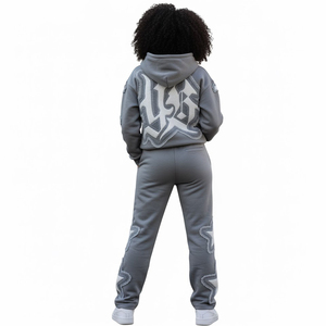 SHY SPORTS Conjunto de chándal gris Y2K personalizado OEM con sudadera con capucha de letras góticas y apliques deshilachados, y pantalones de chándal de pierna ancha con estrellas y bordes sin rematar, de forro polar, de dos piezas. - Product Image 5