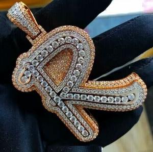 จี้เพชรโมอิสซาไนต์แท้ทรงกลม 2.00 กะรัต ตัวอักษรแบบกำหนดเอง ชุบทองคำขาว 14K บนตัวเรือนเงินแท้ สำหรับงานปาร์ตี้ ประดับเพชร - Product Image 4