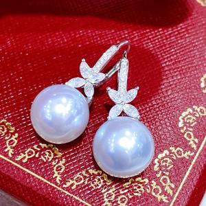 Pendientes Colgantes de Plata de Ley 925, Comparables a las Perlas Blancas Australianas de Luz Intensa de 11-12 mm, con Incrustaciones de Perlas Azules Plateadas - Product Image 1