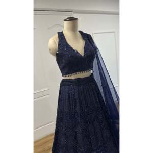 Ensemble de costume de soirée pour femme, bleu marine, en tissu net Lehenga Choli avec travail de sequins et de Dori, taille M, 100% polyester - Product Image 2