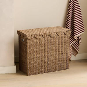 Cesta de almacenamiento para ropa con tapa, de ratán natural, ideal para guardar ropa y artículos esenciales del hogar. - Product Image 1