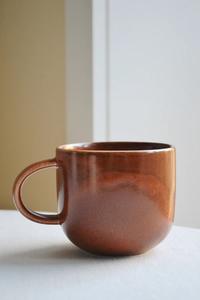 Mug en céramique de style vintage avec une riche glaçure ambrée, corps incurvé lisse, poignée ergonomique, construction thermorésistante pour des préparations matinales confortables - Product Image 3