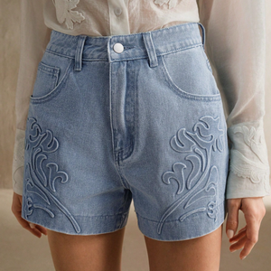 กางเกงยีนส์ขาสั้นผู้หญิงดีไซน์ลายนูน 3 มิติ แฟชั่นสตรีทแวร์ พร้อมห่วงเข็มขัด ทรงหลวมใส่สบายและมีสไตล์ - Product Image 4