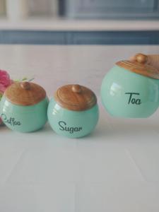 Juego de Recipientes Redondos Retro para Cocina con Tapa de Madera, Acabado Liso y Brillante, Elegante Organizador de Encimera, Contenedor para Té, Café y Azúcar - Product Image 3