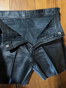 Shorts en cuir tendance pour hommes, cuir véritable souple, logo personnalisé disponible, style streetwear haut de gamme pour l'été - Product Image 4