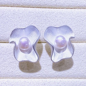 Pendientes de Perlas de Agua Dulce con Flores Mate Esmeriladas de Estilo Retro de Hong Kong para Mujer, Joyería de Estilo Frío para el Trabajo, de Fábrica de Zhuji - Product Image 3