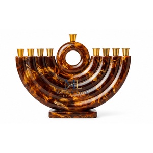 Ménorah en résine moderne en forme de U, chandelier ambré pour Hanouka, vente en gros, élégant centre de table juif, porte-bougie • Opti - Product Image 1