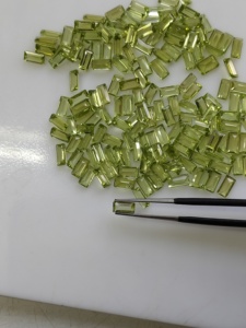 Peridoto Verde Natural, Corte Baguette de 6x3MM, Gema Suelta de la Mejor Calidad para Joyería - Product Image 1