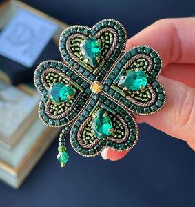 Broche artisanale colorée brodée de perles, accessoire de mode artistique pour toutes les occasions - Product Image 4
