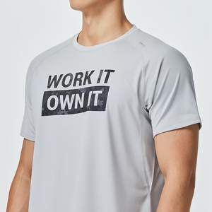 เสื้อยืดคอกลมแขนสั้นสีเทาสำหรับผู้ชายพร้อมลายพิมพ์ Work It Own It แห้งเร็ว ผ้าโพลีเอสเตอร์ถัก ท็อปออกกำลังกายลำลอง - Product Image 5