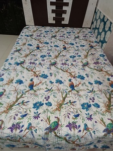 Couvre-lit moderne bohème en coton imprimé floral et oiseaux, patchwork, blanc et bleu, pour la maison et l'hôtel, fait main indien Kantha - Product Image 1