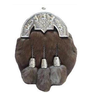 Dress Sealskin Sporran, un accesorio tradicional escocés hecho con piel de foca gris y un cantle de metal pulido. - Product Image 2