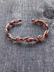 Pulsera de Cobre Hecha a Mano con Diseño de Ondas, Elegante Joyería Art Nouveau, Pulsera Pequeña para Mujer, Brazalete de Cobre Puro - Product Image 2