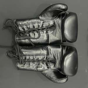 Ensemble de boxe personnalisable en PVC/PC pour l'entraînement aux arts martiaux MMA Sanda avec protection des poignets et de la tête à lacets - Product Image 5