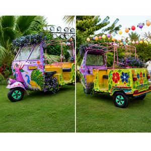 Tuk-tuk de luxe pour mariage punjabi, décoration colorée pour l'entrée des mariés, avec décorations florales et d'oiseaux paons pour la décoration de l'entrée de mariage. - Product Image 4