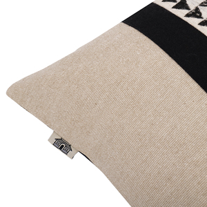 Funda de Cojín Negra Cuadrada Moderna de Diseño Único con un Diseño Minimalista Elegante para Sofá, Dormitorio, Sala de Estar, Disponible para la Venta - Product Image 2