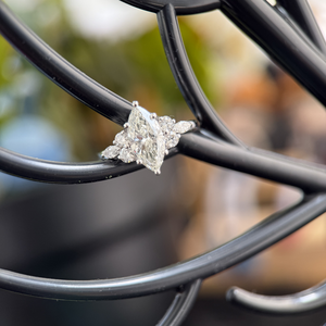 Bague de fiançailles pour femme en or blanc 14 carats plaqué rhodium, diamant taille marquise 1,50 carat certifié IGI, pierres latérales, design floral - Product Image 1