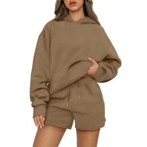 Ensemble de survêtement décontracté pour femme avec logo personnalisé imprimé, comprenant un sweat à capuche oversize et un short de sport - Product Image 4