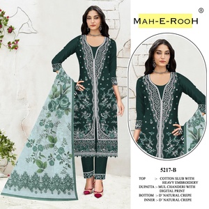 ชุดสูทปากีสถานผ้าฝ้ายเนื้อหนักปักลายหนักประดับด้วยงานปักแบบต่างๆ และงานคัทเวิร์คและงานคัทลี ชุดสูทสำหรับงานแต่งงานพร้อมผ้าคลุมไหล่ - Product Image 4