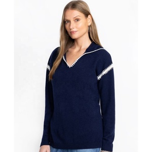 Sudadera con Capucha Sorority Whip Stitch Azul Marino con Cuello en V, Forro Polar con Ribete Blanco, Corte Regular, Estilo Casual, Otoño - Product Image 3