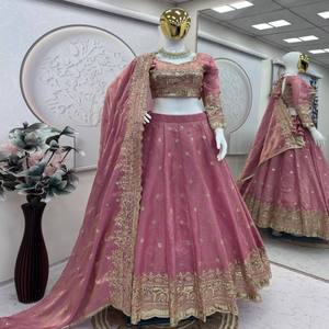 Ensemble Lehenga Choli VASTRA COTTAGE en soie Fandy bicolore, brodé et orné de sequins, avec dupatta en soie Fandy. - Product Image 6