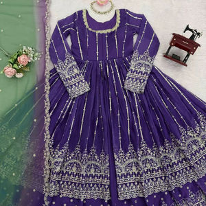 Conjunto de Lehenga con Top de Tela de Georgette Sintética Color Morado con Trabajo de Lentejuelas - Product Image 1