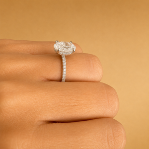Bague de fiançailles en or 14 carats avec diamant ovale de 2,5 carats de taille TCW, cultivé en laboratoire, pavé de pierres latérales, halo caché, certifié IGI, clarté VVS2, couleur E - Product Image 3
