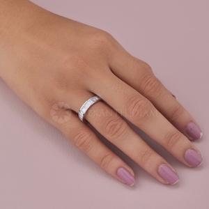 Bague en diamant de synthèse au design tendance, en or blanc, style éternité, taille baguette, design classique pour femme, provenant d'un fournisseur indien - Product Image 5