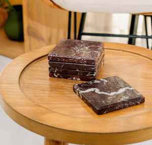 Ensemble de cinq sous-verres en marbre zèbre rouge, faits à la main, en pierre naturelle, carrés, pour la décoration de la maison - Product Image 1