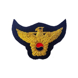 Pin de Solapa Bordado a Mano con Hilo Dorado, Diseño Único OEM, Broches Hechos a Mano con Motivos Rojos para Bodas, Eventos Infantiles y Otras Ocasiones - Product Image 5