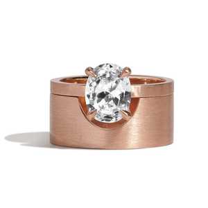 Anillo de banda de cigarro con diamante ovalado de 2 quilates cultivado en laboratorio, certificado IGI, de oro macizo de 14K, ancho y grueso, con engaste flush estilo gitano, fabricante de joyería personalizada - Product Image 6