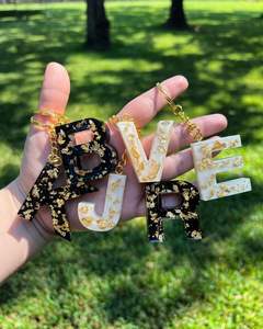 Porte-clés en résine océanique fait main avec incrustation artistique en résine pour un cadeau personnalisé élégant - Product Image 1