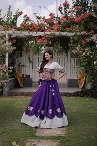 Lehenga Choli de algodón de diseñador para Navratri, con flores de loto, adornos de Gota y encaje con espejos, ropa festiva india para Garba y Dandiya. - Product Image 5