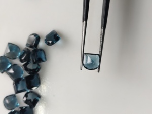 Topaze bleue de Londres naturelle, 6 mm, taille fantaisie, facettée, pierre précieuse en vrac pour la fabrication de bijoux - Product Image 1