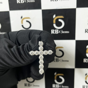 จี้ห้อยคอ RB Gems แบบปรับแต่งได้ เงินแท้ 925 รูปทรงกางเขนคริสเตียน สไตล์หรูหรา ประดับเพชรแบบ Claw Set เหมาะสำหรับทั้งชายและหญิง เครื่องประดับจี้รูปทรงศาสนา - Product Image 2