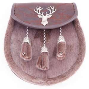 Vestido escocés tradicional hecho a mano con sporran, con pelaje gris y un cantle decorativo de metal con forma de cardo. - Product Image 4